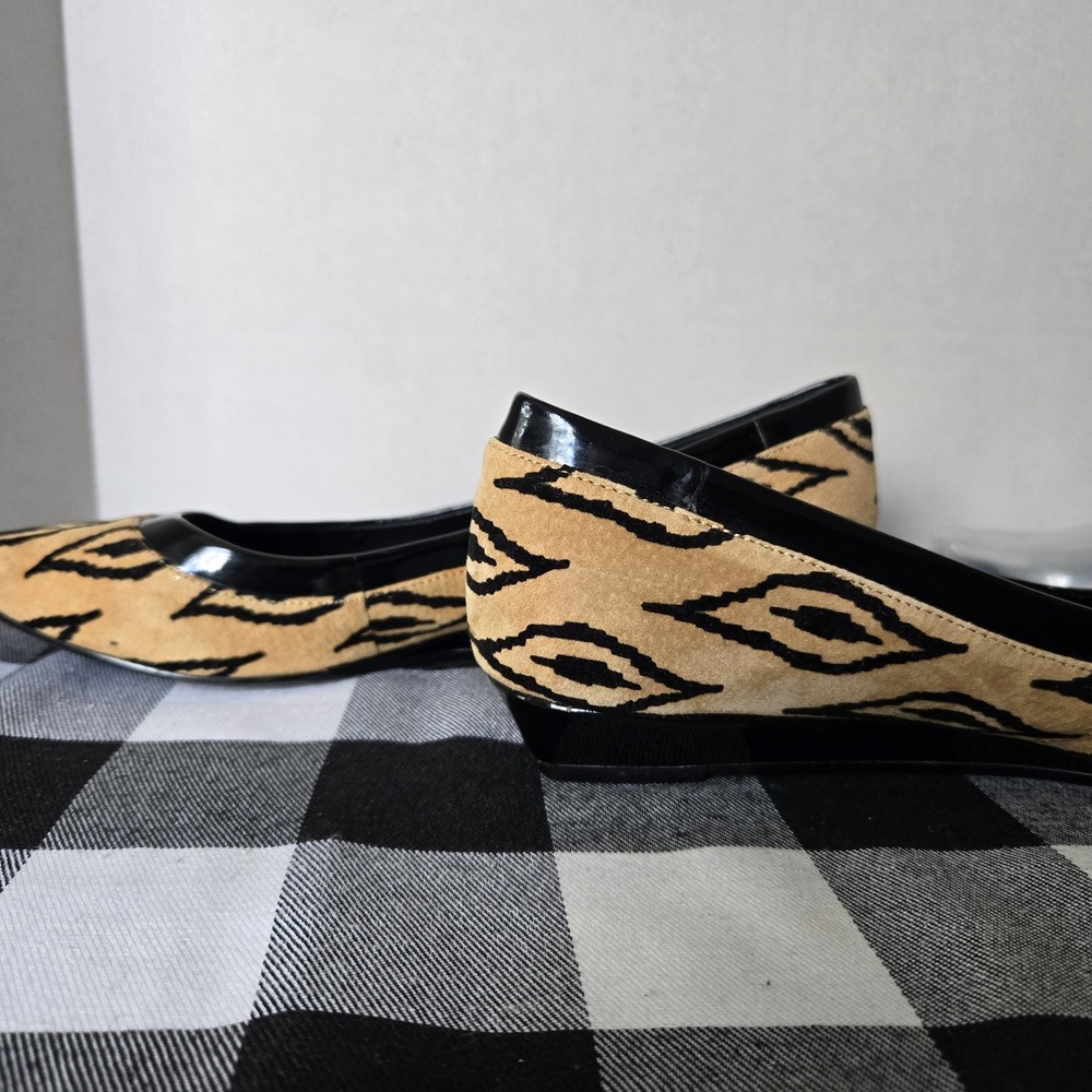 BCBG Women's Flats Black Tan Printed‎ Point Toe Shoes Size 9B 39 - Picture 4 of 9